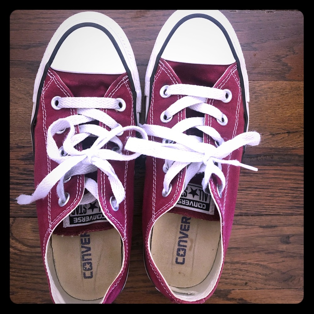 Maroon converse low tops- women’s 6